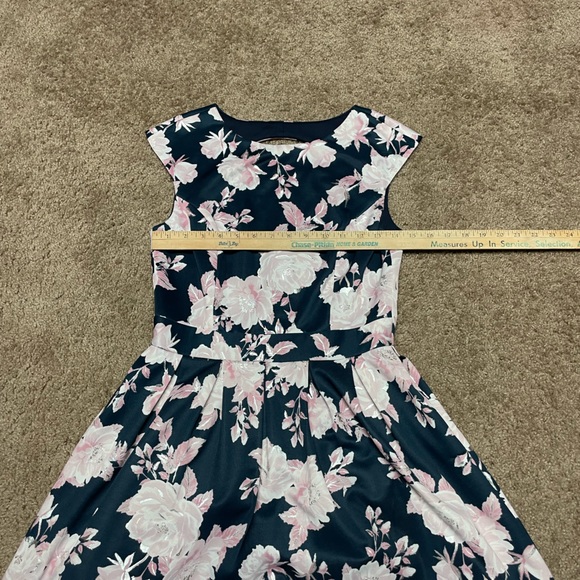 EMERALD SUNDAE FLORAL DRESS WITH KEYHOLE BACK. SIZE MEDIUM. LIKE NEW. - Picture 4 of 11